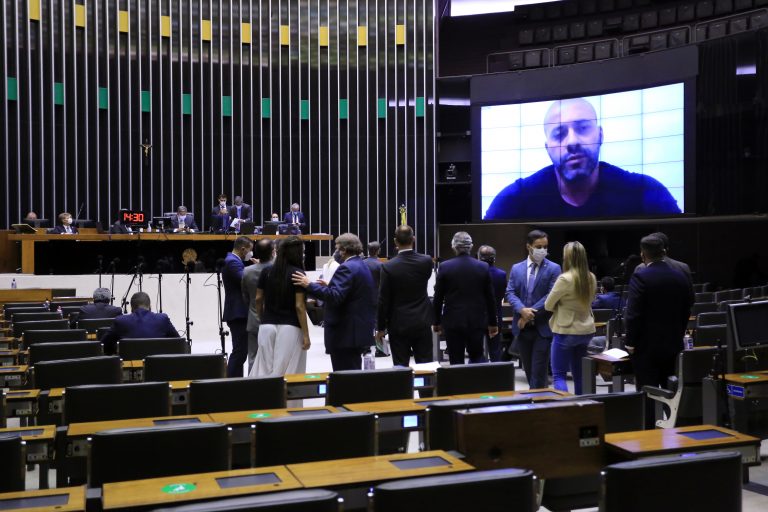 Câmara decide manter preso deputado Daniel Silveira