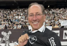 Bilionário grego apoiará financeiramente Textor na recompra do Botafogo